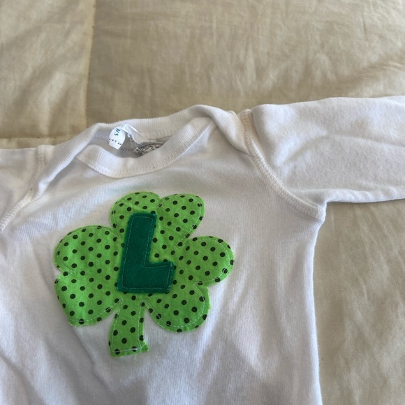 St. Patrick’s Day Shamrock ‘L’ Long-sleeved Onesie - Picture 3 of 6